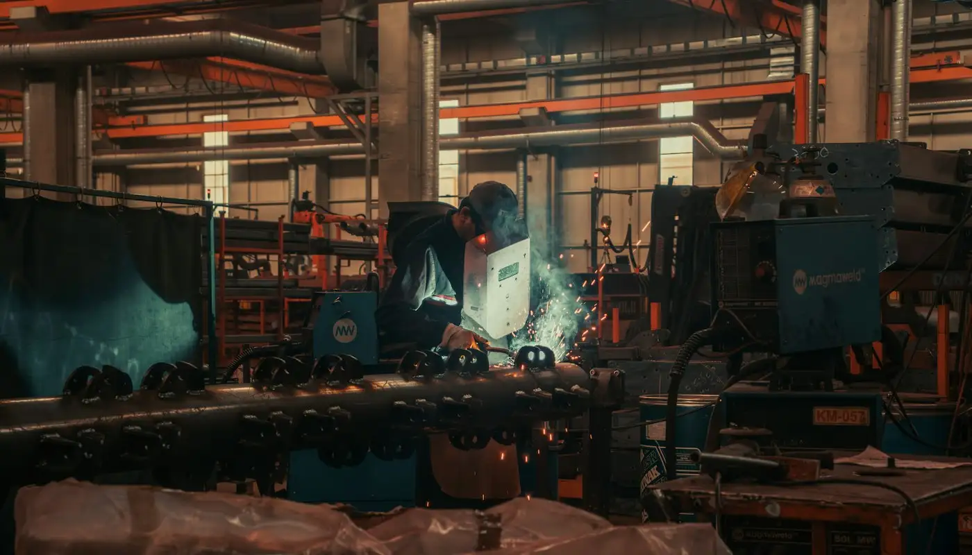 Soudeur au travail dans une usine pendant un arrêt de production
