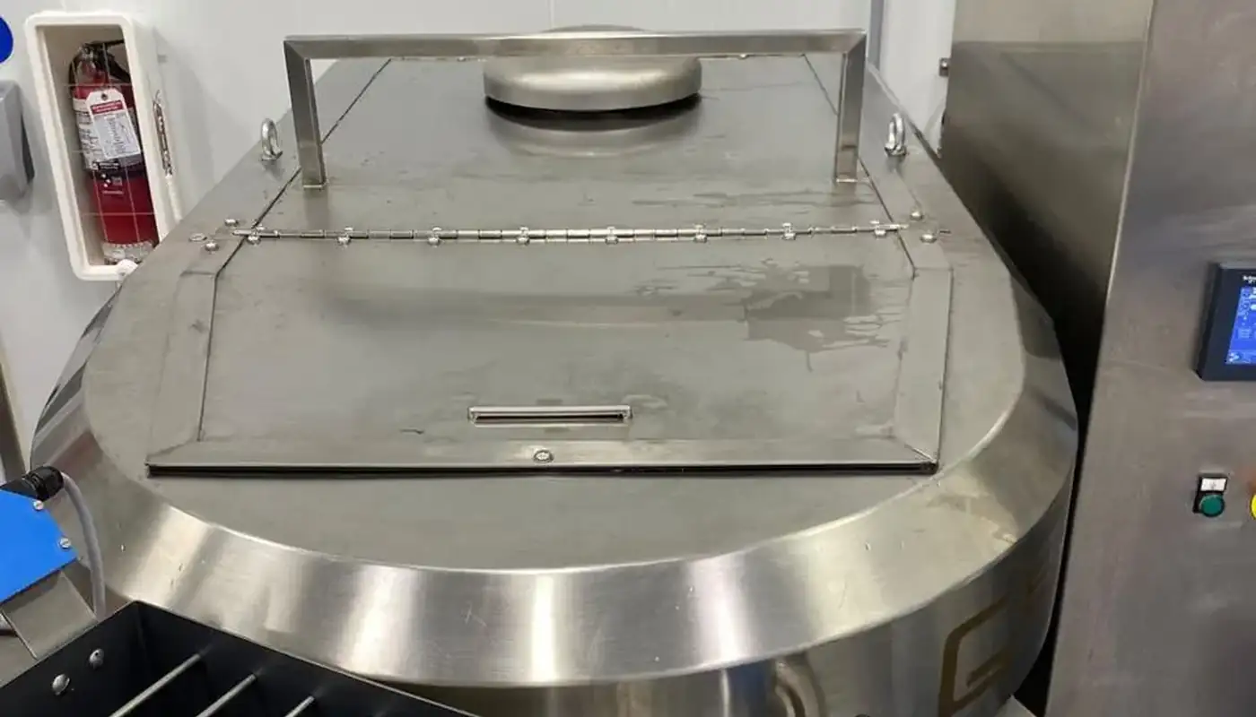 Machinerie de production agroalimentaire en inox en cours de modification