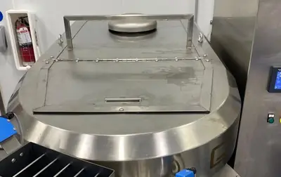 Machinerie de production agroalimentaire en inox en cours de modification
