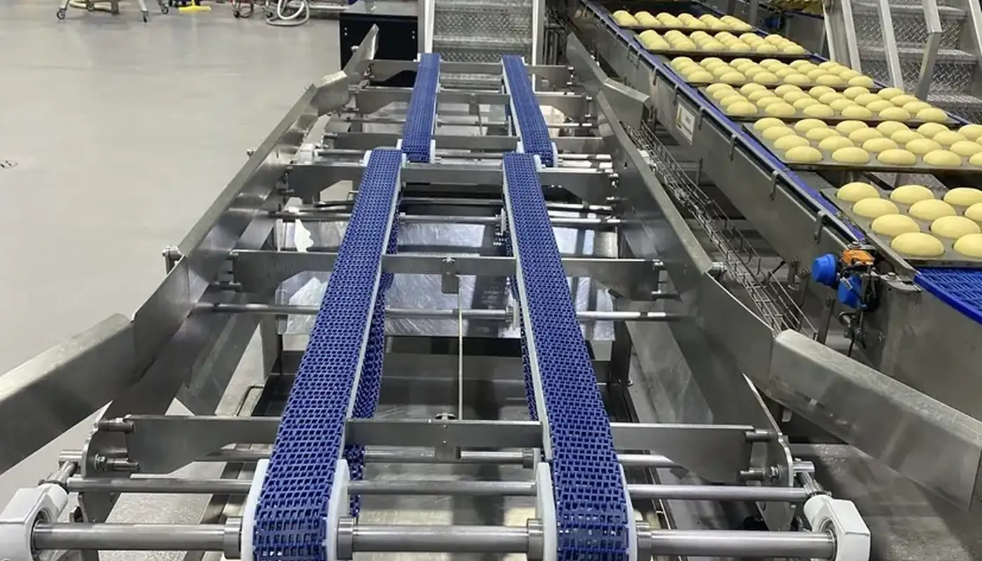 Convoyeurs à courroie modulaire en inox fabriqués par Alliance dans une usine alimentaire