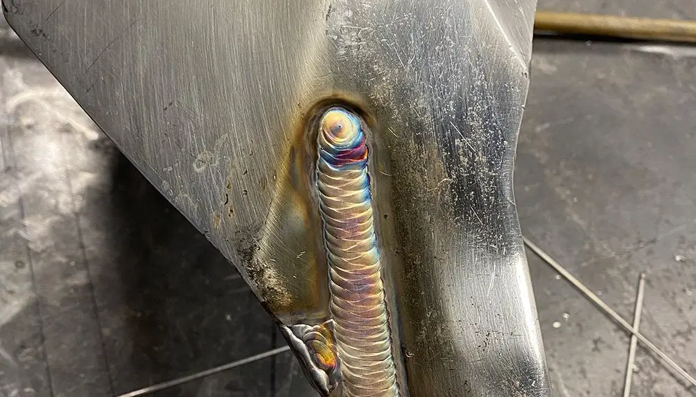 Cordon de soudure sur une pièce d'acier dans l'atelier d'Alliance