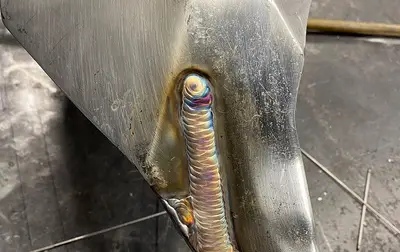 Cordon de soudure sur une pièce d'acier dans l'atelier d'Alliance
