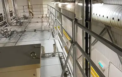 Garde-corps flottant en aluminium installé par Alliance sur une mezzanine d'usine
