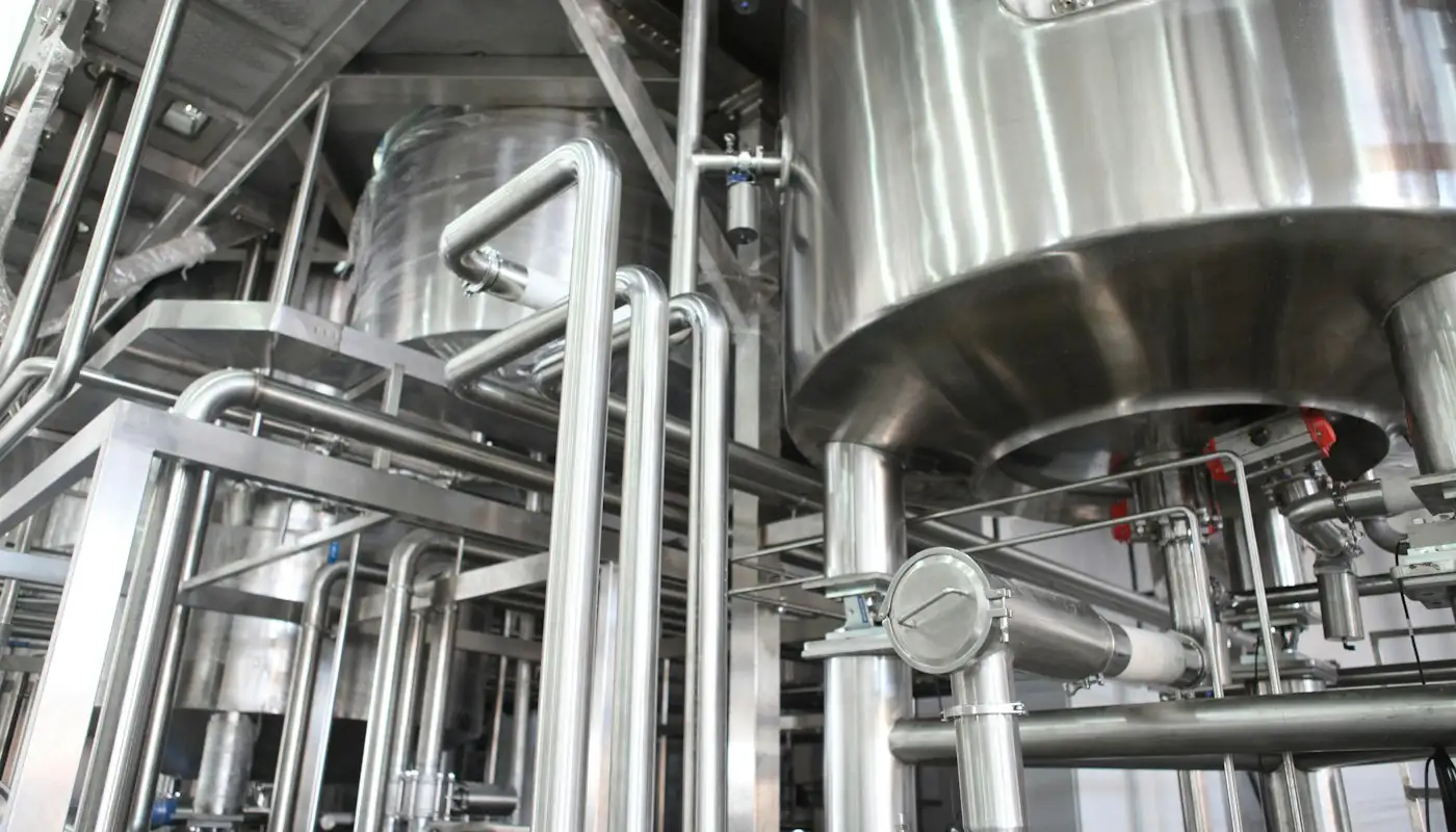 Réservoirs et tuyauterie en acier inoxydable dans une usine