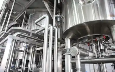 Réservoirs et tuyauterie en acier inoxydable dans une usine