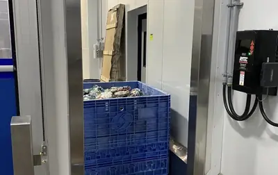 Cadre de porte en acier inoxydable installé par Alliance dans une usine alimentaire