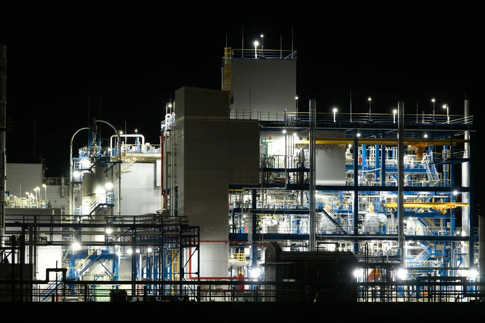 Usine chimique éclairée la nuit