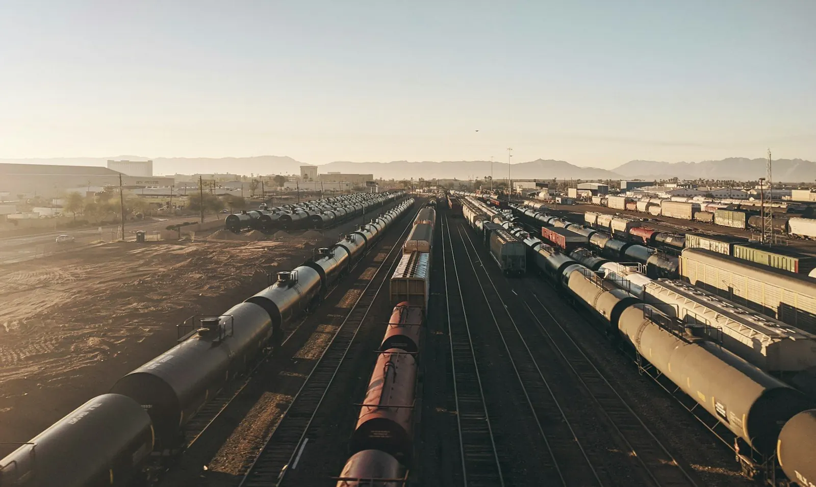 Cour de triage ferroviaire au coucher du soleil