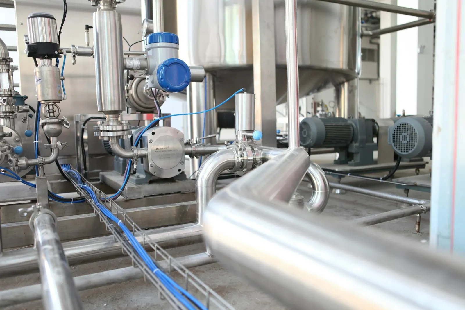 Tuyauterie en acier inoxydable dans une usine pharmaceutique